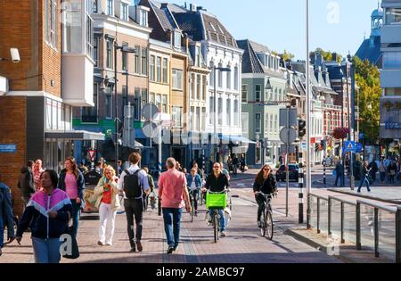 Centre-ville d'Utrecht animé par des cyclistes et des piétons non identifiés à Lange Jansstraat dans un après-midi ensoleillé. Pays-Bas. Banque D'Images