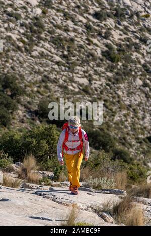 Des randonnées de femmes le long de ridgecrest longent la colline, la montagne El Divino, la province d'Alicante, Costa Blanca, Espagne Banque D'Images