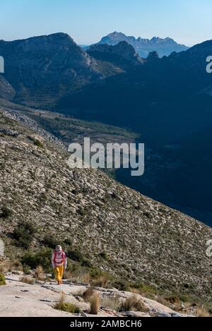 Des randonnées de femmes le long de ridgecrest longent la colline, la montagne El Divino, la province d'Alicante, Costa Blanca, Espagne Banque D'Images