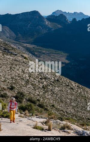 Des randonnées de femmes le long de ridgecrest longent la colline, la montagne El Divino, la province d'Alicante, Costa Blanca, Espagne Banque D'Images