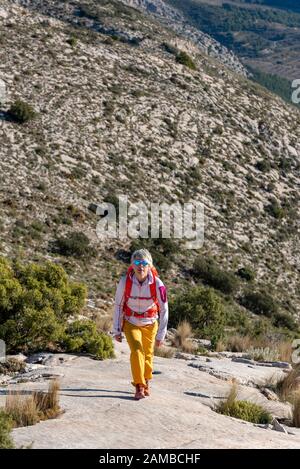 Des randonnées de femmes le long de ridgecrest longent la colline, la montagne El Divino, la province d'Alicante, Costa Blanca, Espagne Banque D'Images