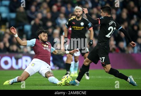 Le Tyrone Mings d'Aston Villa défie Joao Cancelo de Manchester City lors du match de la Premier League à Villa Park, Birmingham. Banque D'Images