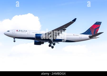 Londres, Royaume-Uni - 1er août 2018 : avion Airbus   Delta Air Lines à l'aéroport de Londres Heathrow (LHR) au Royaume-Uni. Airbus est un avion Banque D'Images