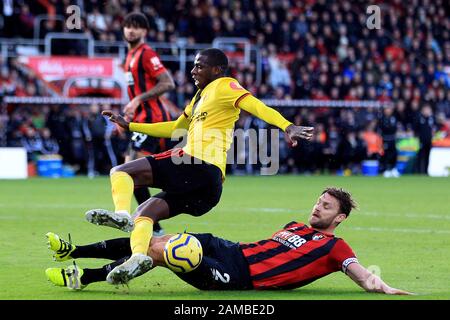 Bournemouth, Royaume-Uni. 12 janvier 2020. Abdoulaye Doucours de Watford (L) est traité par Simon Francis de Bournemouth (R). Match Premier League, AFC Bournemouth / Watford au stade vitalité de Bournemouth, Dorset, dimanche 12 janvier 2020. Cette image ne peut être utilisée qu'à des fins éditoriales. Utilisation éditoriale uniquement, licence requise pour une utilisation commerciale. Aucune utilisation dans les Paris, les jeux ou une seule édition de club/ligue/joueur. Pic par Steffan Bowen/ crédit: Andrew Orchard sports photographie/Alay Live News Banque D'Images