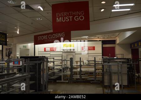 Londres, Royaume-Uni. 12 janvier 2020. Les présentoirs et les accessoires sont mis en vente alors que le magasin Debenhams de Wimbledon se prépare à fermer. Banque D'Images