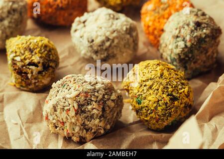 Boulettes d'énergie saines non cuites avec de la noix de coco sur la lame parchemin. Pas de recette de cuisson pour morsures d'énergie. Banque D'Images