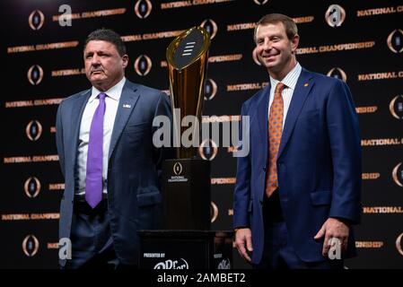 12 Janvier 2020 : L'entraîneur en chef Ed Orgeron des Tigers LSU (à gauche) et l'entraîneur en chef Dabo Swinney des Tigers Clemson (à droite) posent avec le trophée du championnat national après avoir parlé aux médias lors de la conférence des entraîneurs de football NCAA College à l'hôtel Sheraton New Orleans le 12 janvier 2020 à la Nouvelle-Orléans. Adam Lacy/CSM Banque D'Images