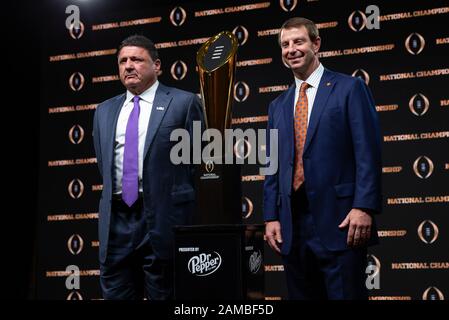 12 Janvier 2020 : L'entraîneur en chef Ed Orgeron des Tigers LSU (à gauche) et l'entraîneur en chef Dabo Swinney des Tigers Clemson (à droite) posent avec le trophée du championnat national après avoir parlé aux médias lors de la conférence des entraîneurs de football NCAA College à l'hôtel Sheraton New Orleans le 12 janvier 2020 à la Nouvelle-Orléans. Adam Lacy/CSM Banque D'Images