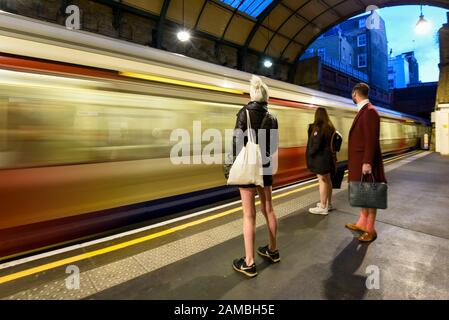 Londres, Royaume-Uni. 12 Janvier 2020. Les participants participent à « pas de pantalon le jour du tube ». Maintenant dans sa 11ème année, l'événement annuel voit des centaines de coureurs Voyage sur le tube sans porter de pantalon. Des manèges similaires ont lieu dans le monde entier sous le parapluie de « No Pants Subway Ride », lancé à New York en 2002. Crédit: Stephen Chung / Alay Live News Banque D'Images