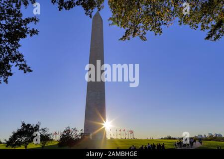 Washington D.C. - 27 octobre 2019 - le Washington Monument sur le National Mall à Washington, DC en automne soir. Banque D'Images