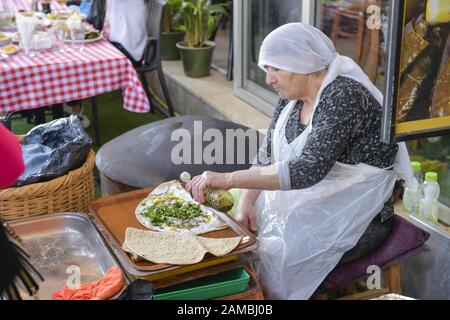 Drusine bereit eine Pita vor, Drusendorf Daliyat al-Karmel, Karmelgebierge, Israël Banque D'Images