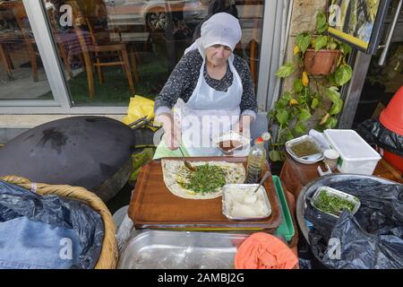 Drusine bereit eine Pita vor, Drusendorf Daliyat al-Karmel, Karmelgebierge, Israël Banque D'Images