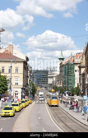 Tramway jaune de Budapest Hongrie Banque D'Images