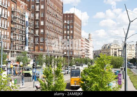 Tramway jaune de Budapest Hongrie Banque D'Images