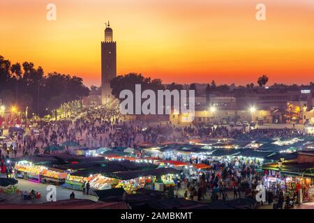 Place du marché Jamaa el Fna avec mosquée Koutoubia, Marrakech, Maroc, Afrique du Nord Banque D'Images