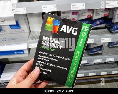 Montréal, Canada - le 26 décembre 2019 : application et licence AVG Internet Security. AVG AntiVirus est un logiciel antivirus développé par AVG Technologies, sous Banque D'Images