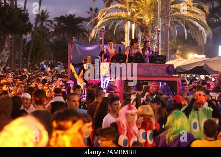 Tenerife, Îles Canaries - 2018 Groupe de danses avec costumes dans la parade du Carnaval de la ville de Puerto de la Cruz Banque D'Images