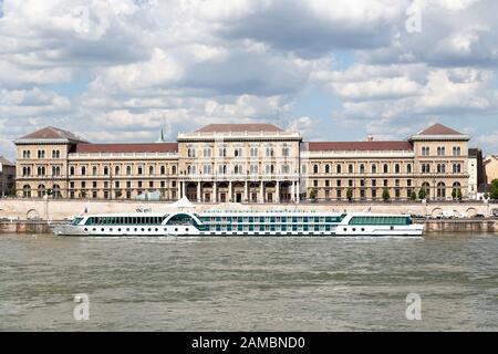 Bâtiments le long du Danube Budapest Banque D'Images