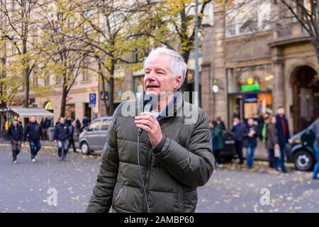 Prague, République Tchèque. 17 Novembre 2019. Miroslav Sládek, politicien tchèque, s'adressant à la foule de la place Wenseslas, Prague, à l'occasion du 30ème anniversaire de la Révolution de velours. Sládek (né le 24 octobre 1950 à Hradec Králové) est le fondateur et président de la coalition populiste de droite pour la République – Parti républicain de Tchécoslovaquie (SPR-RSČ). Banque D'Images