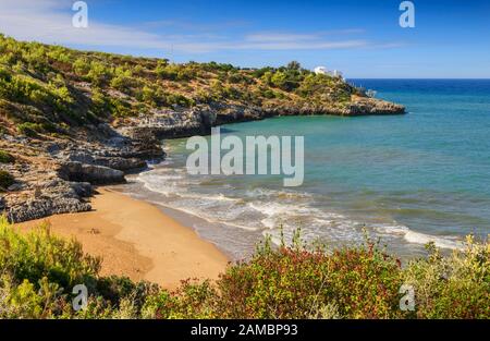 Les plus belles plages d'Pouilles : la plage de Santa Croce, entourée de deux rochers, s'étend à quelques kilomètres de Peschici, à Gargano, en Italie. Banque D'Images