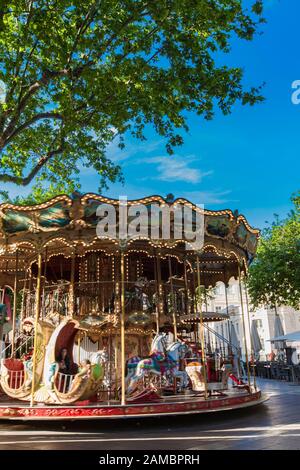 Avignon, FRANCE - 28 AVRIL 2019 : Carssel Belle Epoque merry-Go-round dans le centre historique d'Avignon, France. Cette belle traditionnelle c Banque D'Images