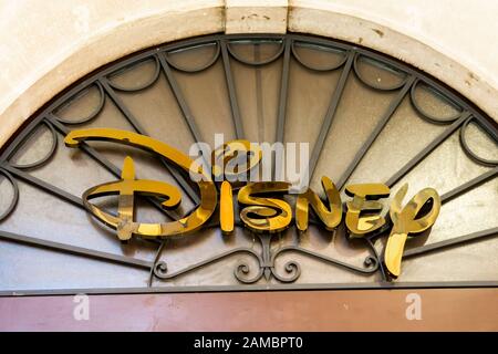 Bologne, Italie - 15 février 2018 : Disney store à Bologne, en Italie. Walt Disney Company est une multinationale américaine médias et divertissement comp Banque D'Images