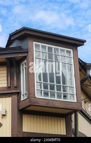 Fenêtre en baie dans la vieille maison de bois dans la région de Old Rauma, Finlande Banque D'Images