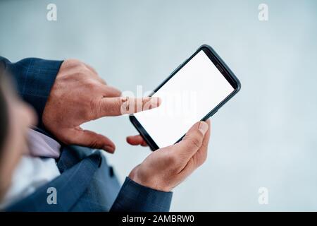 Bussinesman vérifie son smartphone au sujet des affaires, des rapports, des finances, etc. Concept de maquette D'Écran Banque D'Images