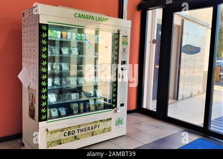 Sicile, ITALIE, 1 GENUARY, 2020: Distributeurs en libre-service, distributeur automatique de cannabis Et de Weed marchandises À vendre Dans la boutique Sicile. 100 % juridique Banque D'Images