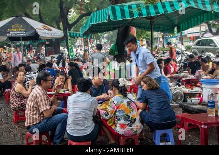 Hue City - Vietnam - le août 2019 - les gens mangent dans le restaurant traditionnel de la rue Banque D'Images