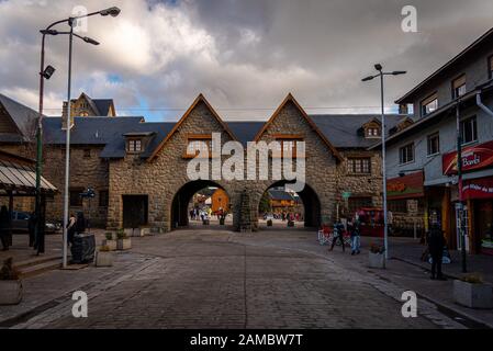 BARILOCHE, ARGENTINE, 18 JUIN 2019 : vue sur le centre civique et l'hôtel de ville à travers la salle de jeux en pierre, tandis que les gens passent. Banque D'Images