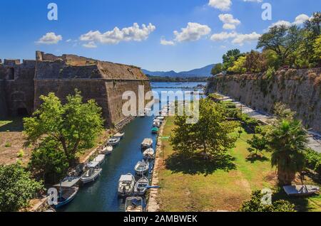 Vieux murs de forteresse ville de Kerkyra, Corfù, Grèce: Le canal de la mer sépare la citadelle de l'île de Corfou. Banque D'Images