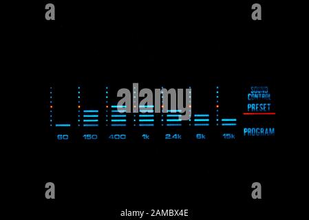 L'ancien égaliseur de volume graphique stéréo brille dans l'obscurité. Banque D'Images