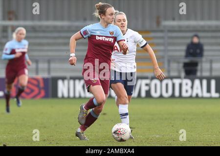 Londres, Royaume-Uni. 12 janvier 2020. Martha Thomas de West Ham United Women sous la pression de Josie Green de Tottenham Hotspur Women lors du match de la Super League féminine de Barclays FA entre Tottenham Hotspur et West Ham United à The Hive, Edgware, Londres le dimanche 12 janvier 2020. (Crédit: Jacques Feeney | MI News) la photographie ne peut être utilisée qu'à des fins de rédaction de journaux et/ou de magazines, licence requise à des fins commerciales crédit: Mi News & Sport /Alay Live News Banque D'Images