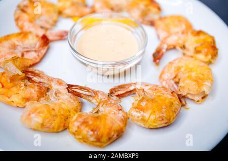 Crevettes King dans une sauce crémeuse sur un plat. Banque D'Images