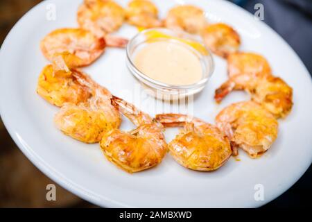 Crevettes King dans une sauce crémeuse sur un plat. Banque D'Images