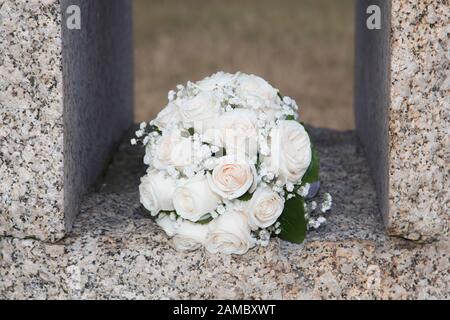 Mariage fleurs sur la pierre Banque D'Images