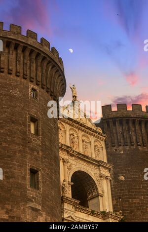 Castel Nuovo, mieux connu sous le nom de Maschio Angioino, est un château médiéval et Renaissance : il représente l'un des symboles de Naples. Banque D'Images