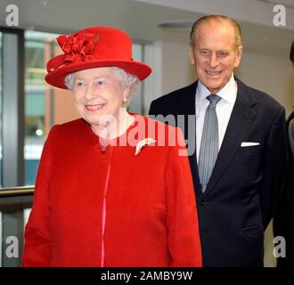 La Reine et le duc d'Édimbourg assistent à l'ouverture de Paragon House à la Thames Valley University dans l'ouest de Londres. Banque D'Images