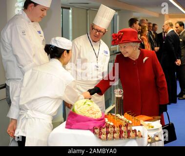 La Reine et le duc d'Édimbourg assistent à l'ouverture de Paragon House à la Thames Valley University dans l'ouest de Londres. Banque D'Images