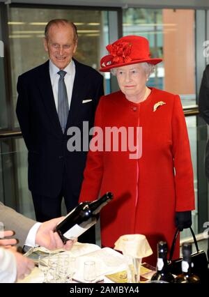 La Reine et le duc d'Édimbourg assistent à l'ouverture de Paragon House à la Thames Valley University dans l'ouest de Londres. Banque D'Images