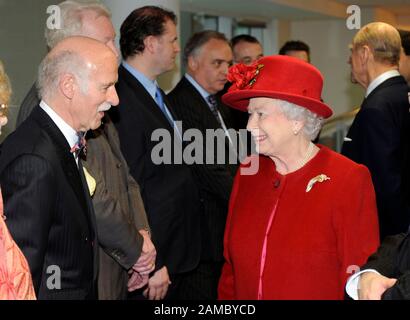 La Reine et le duc d'Édimbourg assistent à l'ouverture de Paragon House à la Thames Valley University dans l'ouest de Londres. Banque D'Images