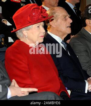 La Reine et le duc d'Édimbourg assistent à l'ouverture de Paragon House à la Thames Valley University dans l'ouest de Londres. Banque D'Images