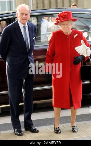 La Reine et le duc d'Édimbourg assistent à l'ouverture de Paragon House à la Thames Valley University dans l'ouest de Londres. Banque D'Images