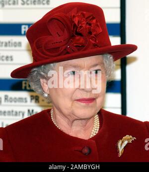 La Reine et le duc d'Édimbourg assistent à l'ouverture de Paragon House à la Thames Valley University dans l'ouest de Londres. Banque D'Images