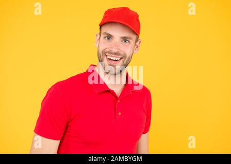 Caissier de supermarché. Service de livraison MAN porter un bouchon rouge. Assistant de boutique. Homme de livraison de commande de nourriture. Occupation du caissier. Embauche d'un employé de magasin. Joli gars caissier uniforme. Le personnel du café du restaurant voulait. Banque D'Images