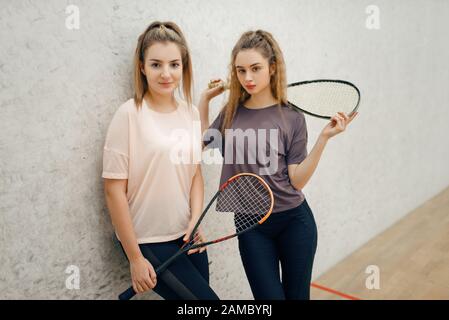 Deux joueurs féminins pose avec des raquettes de squash Banque D'Images