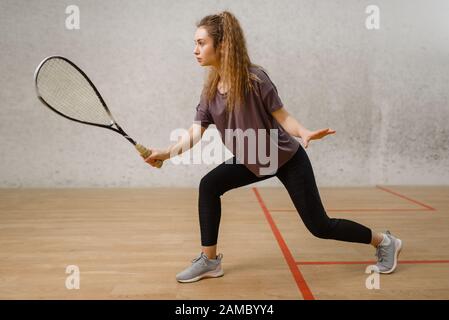 Joueur féminin avec raquette de squash en action Banque D'Images