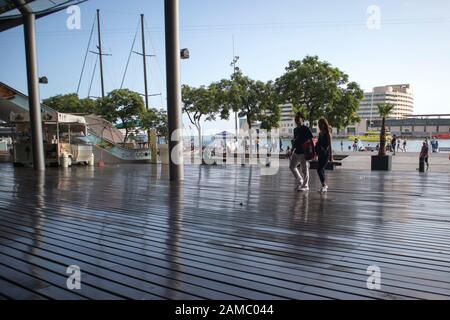 Barcelone / ESPAGNE - 2 OCTOBRE 2019 Centre commercial Moderne Maremagnum à Port Vell Barcelona - Banque D'Images