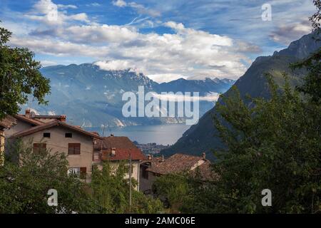 Vue sur Lago di Garda et de Canale di Tenno, Trentino-Alto Adige, Italie Banque D'Images